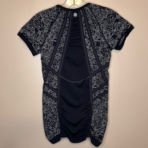 Athleta Women’s Fastest Track Black and White Floral Athletic Shirt Size Small - Picture 5 of 6